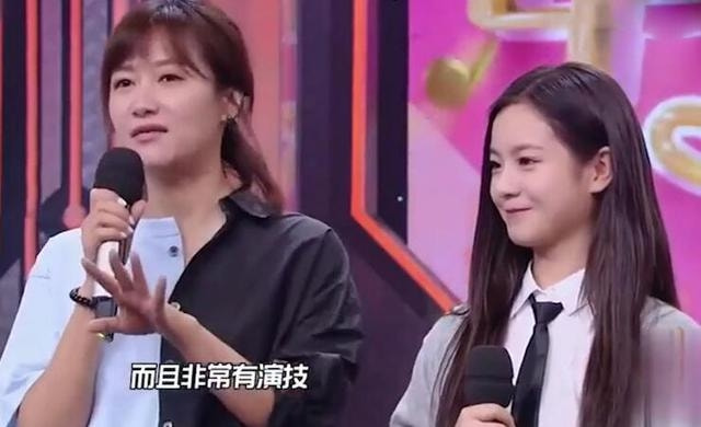 “姜泥”李庚希：读美国高中却考不上国内大学，还因抽烟引发争议