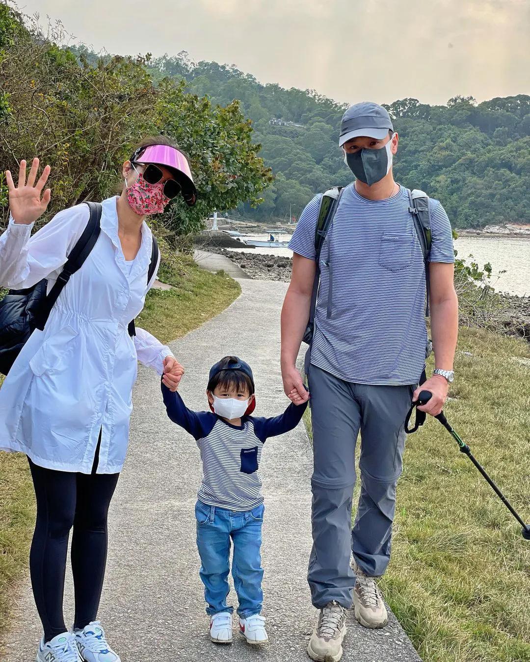 胡杏儿夫妇带俩儿子去捡贝壳，亲子活动温馨有爱，奕霖累到走不动