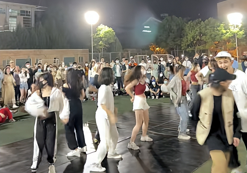 清华学霸操场蹦迪跳“状元摇”，大学变“857现场”？评论区沦陷