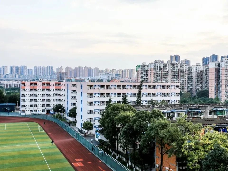 學校擁有全日制本專科學生6000餘人,包括與四川師範大學,成都工業學院