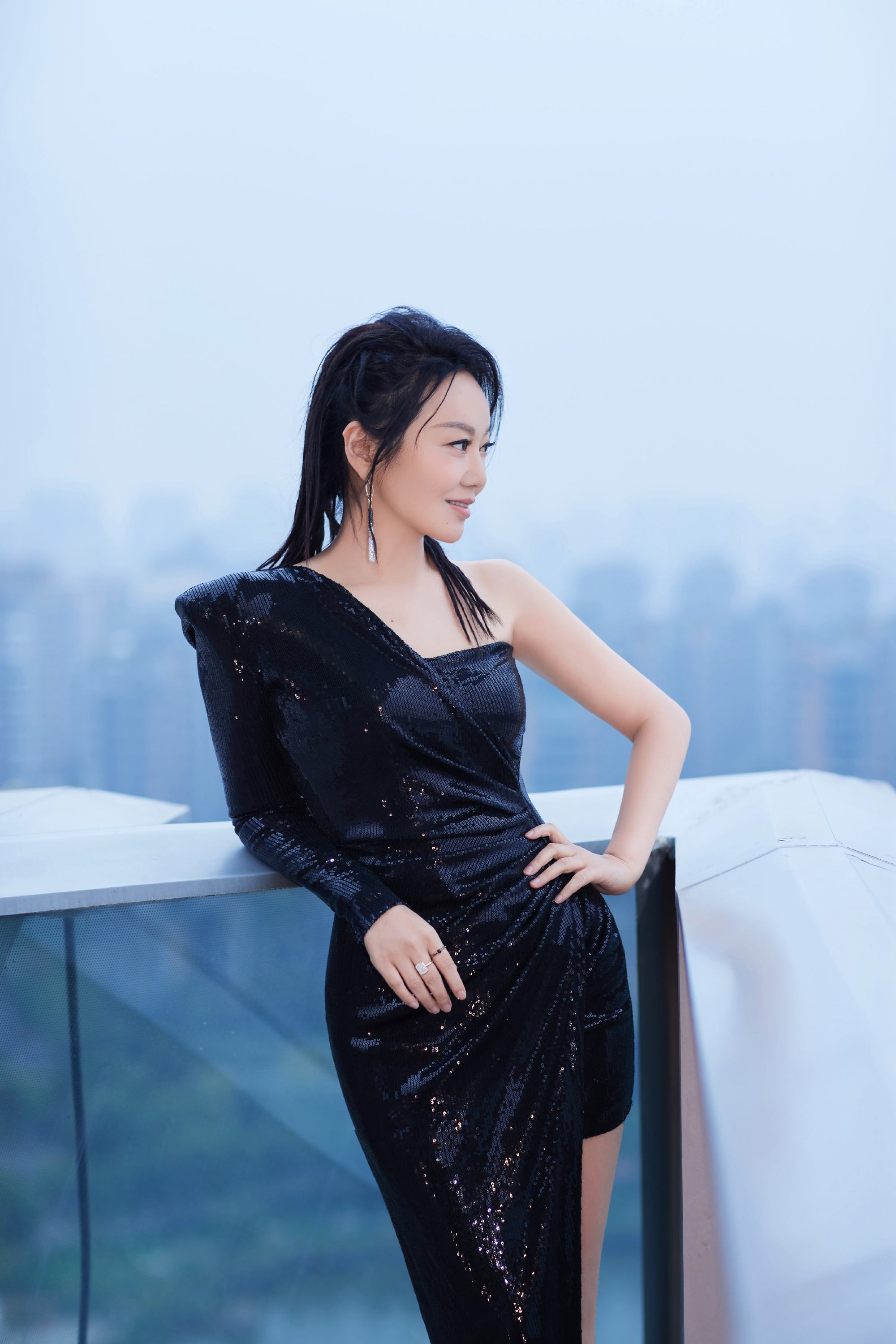 离婚18年了，闫妮和前夫邹伟的人生状况，有何不同？