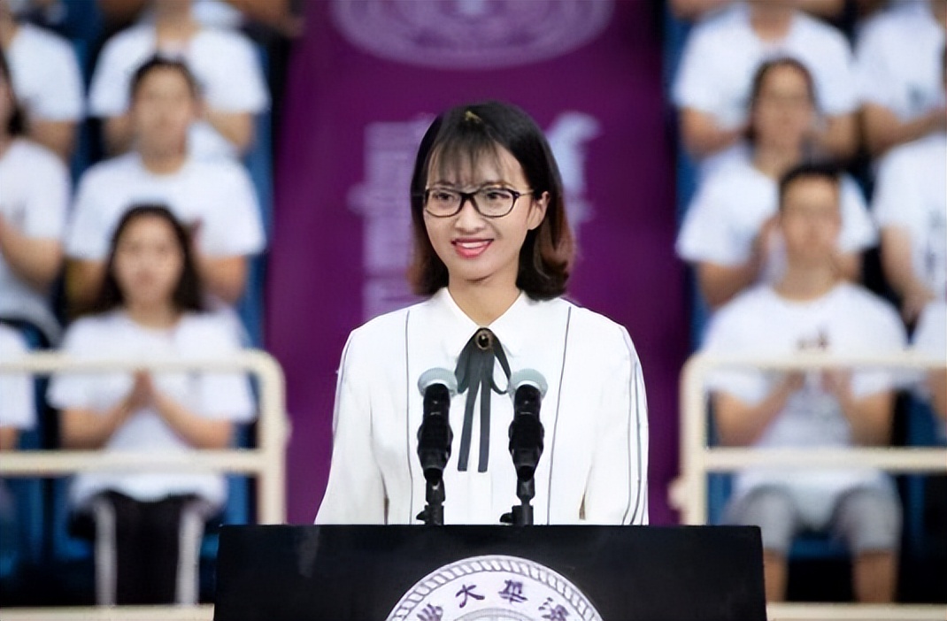 清华大学上课视频引争议，教室都是中国学生，为啥还用英文授课？