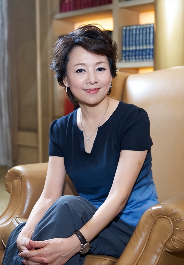 "弃夫出国",单身29年无子女,凭《庐山恋》爆红的张瑜近况如何