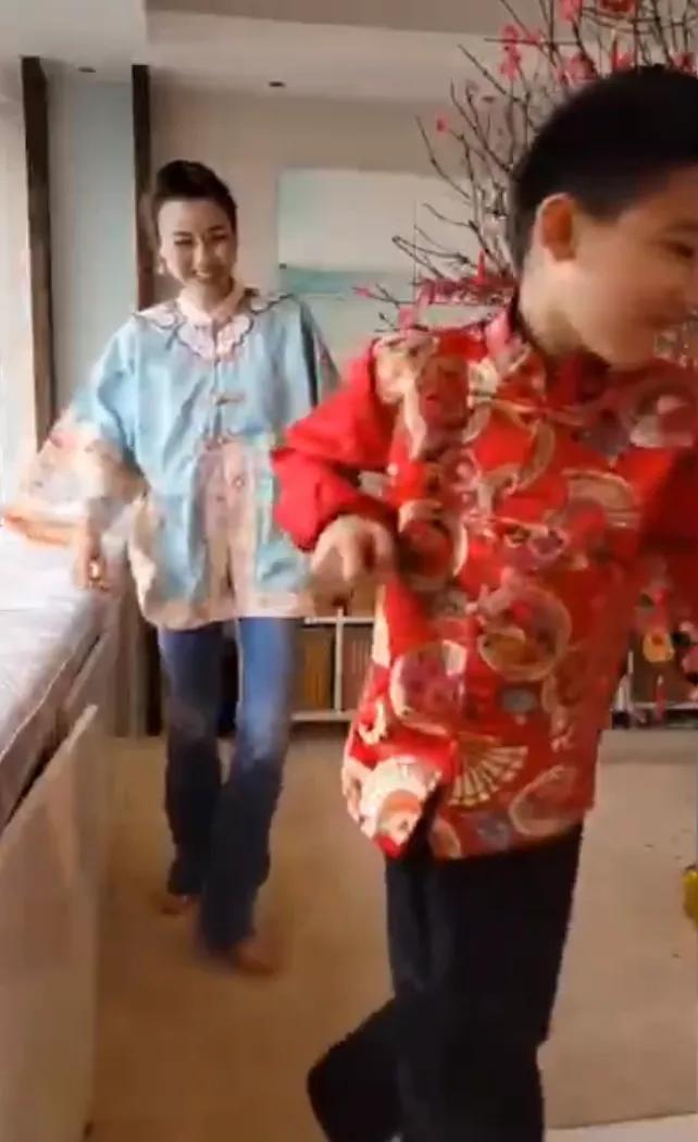 陈茵媺连续5年拍同款新年全家福，记录幸福生活，一家五口超幸福