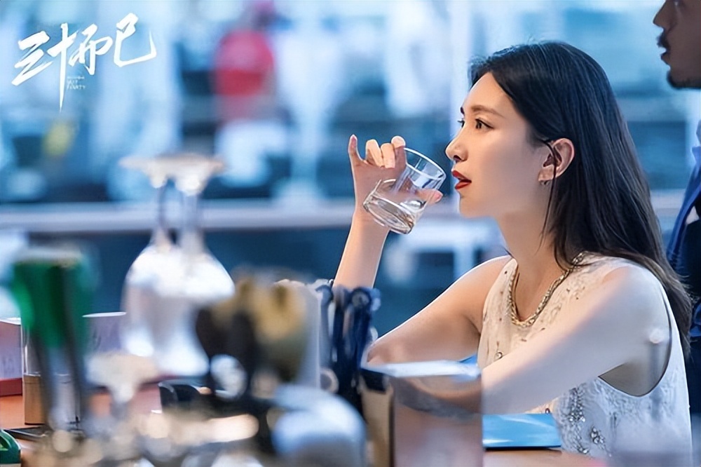 颜值不足脖子凑！这8位女星的天鹅颈太优越，气质一下就出来了