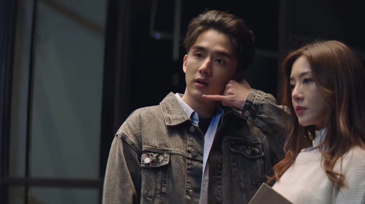 “晴格格”演酒店经理大变样，白衬衫丸子头气质足，49岁风韵犹存