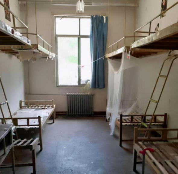 全国“寒酸”大学宿舍排名，越看越扎心，堪比真人版“荒野求生”