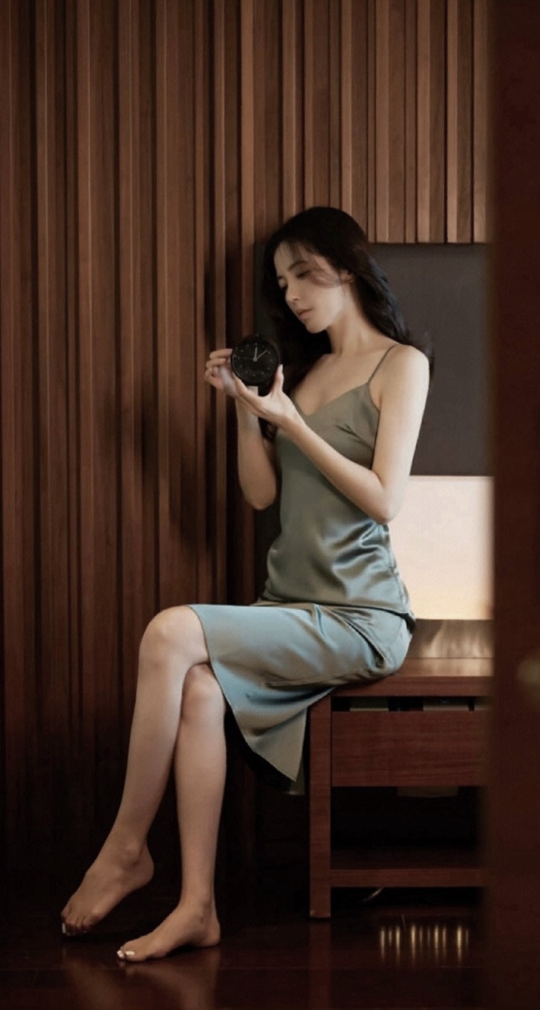 明星写真:曾黎吊带睡裙性感妩媚,美艳动人不愧中戏"第一美人"