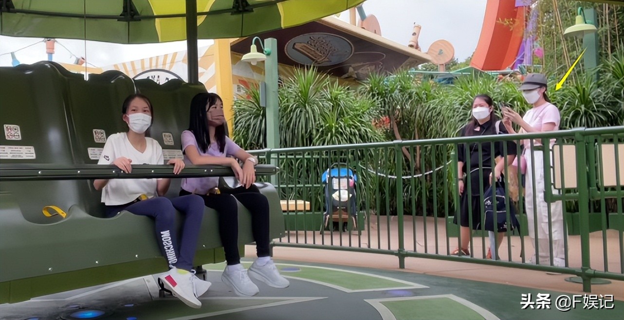 郭可盈陪爱女游玩当摄影师 自曝遇好剧本会复出 女儿对其复出感不舍