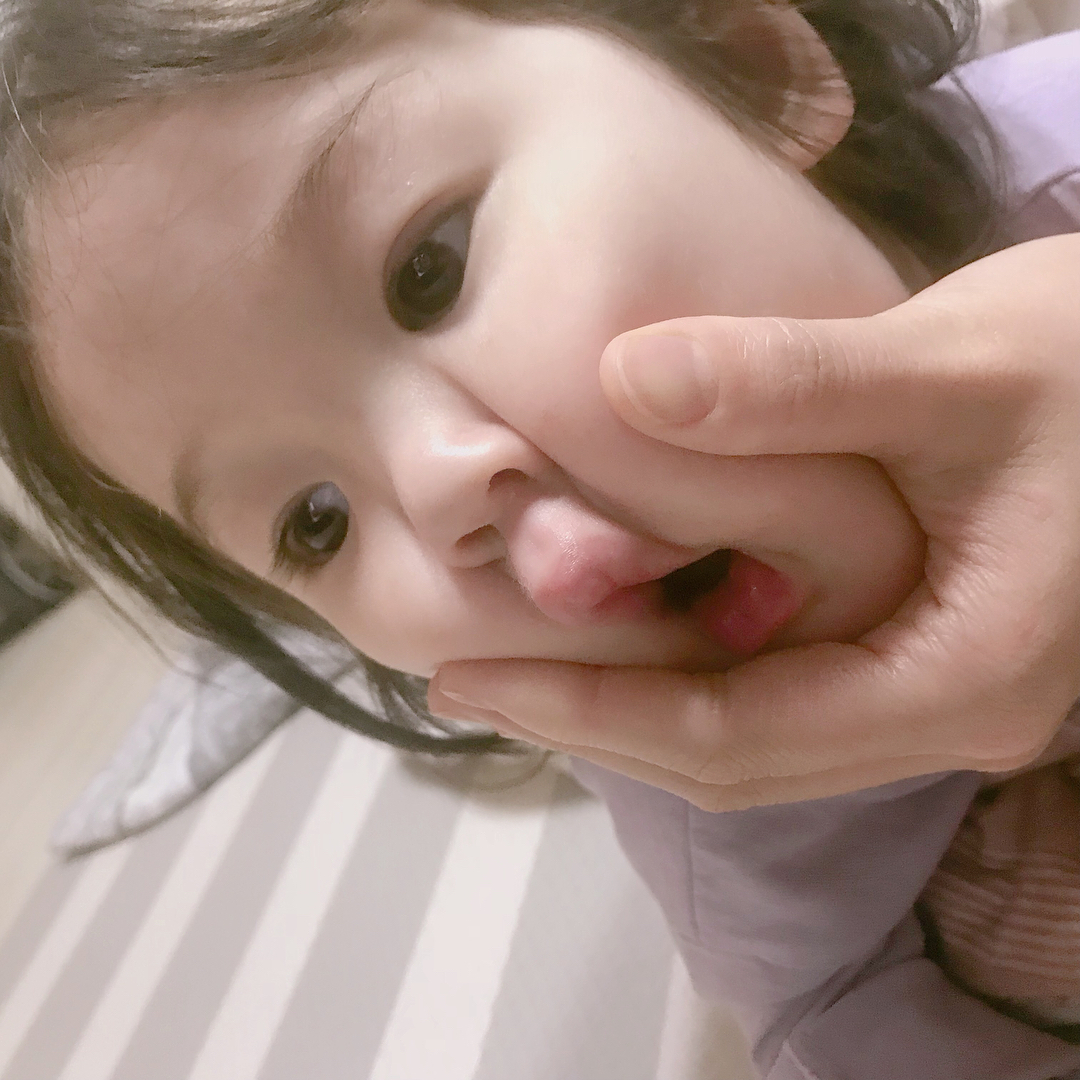 火遍全网的表情包小女孩!凭可爱萌翻所有人:骗我生女儿