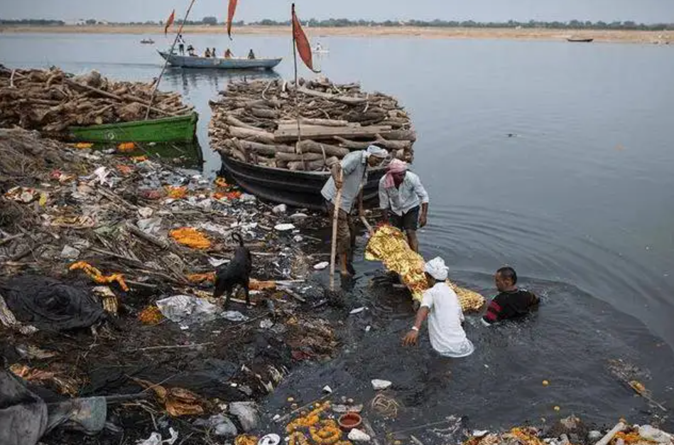 又是印度?为什么宁可"露天解决"也不修建厕所,上厕所不用纸?