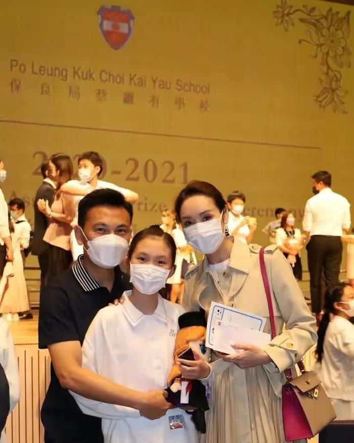 郭可盈晒全家福为女儿庆生，12岁津津清秀甜美很有气质，还是学霸