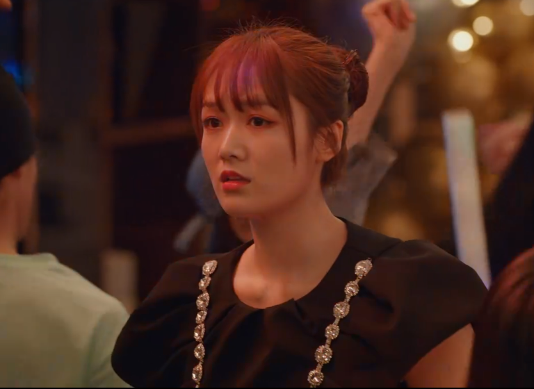 国产剧又见老少恋，靳东新剧男配比女配大20岁，感情戏令人不适