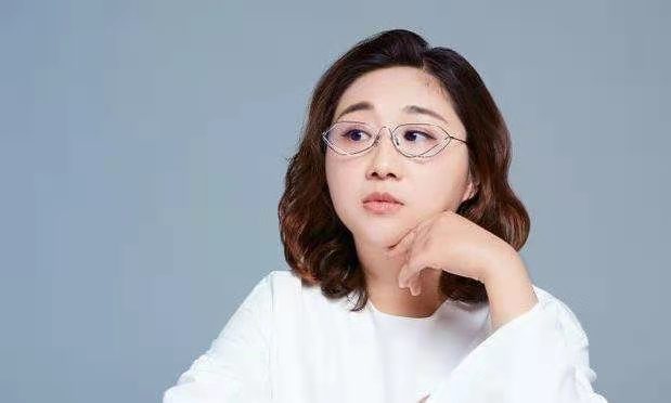 看过《奇葩说》,《脱口秀》的人,不可能没听说过傅首尔这个名字.