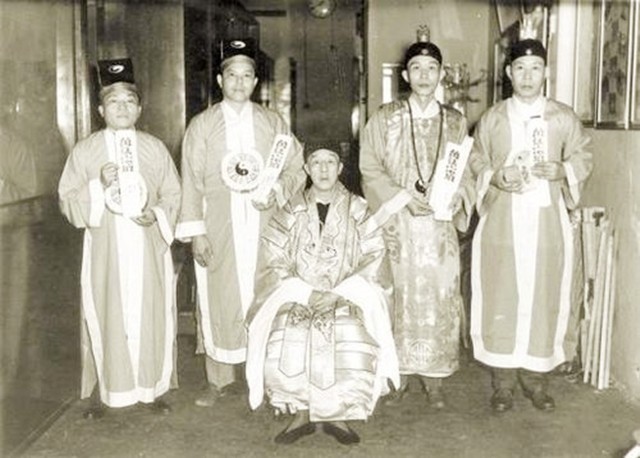 60年代末，最后一任张天师撒手人寰后继无人，接班乱象频出