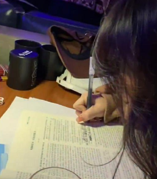 女生在“夜店”做高考题，玩耍学习两不误，网友：大专的好苗子