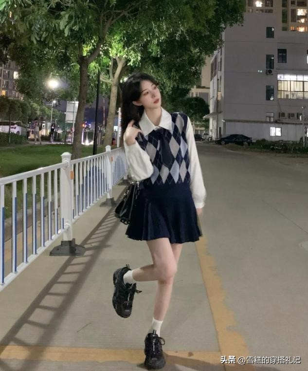 今秋上衣流行“穿短不穿长”，时髦显瘦显腿长，小个子都爱上了