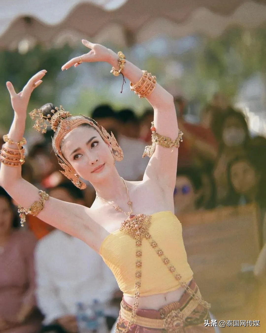 泰国女星taew再扮娜迦造型出席那空帕侬府祭拜活动