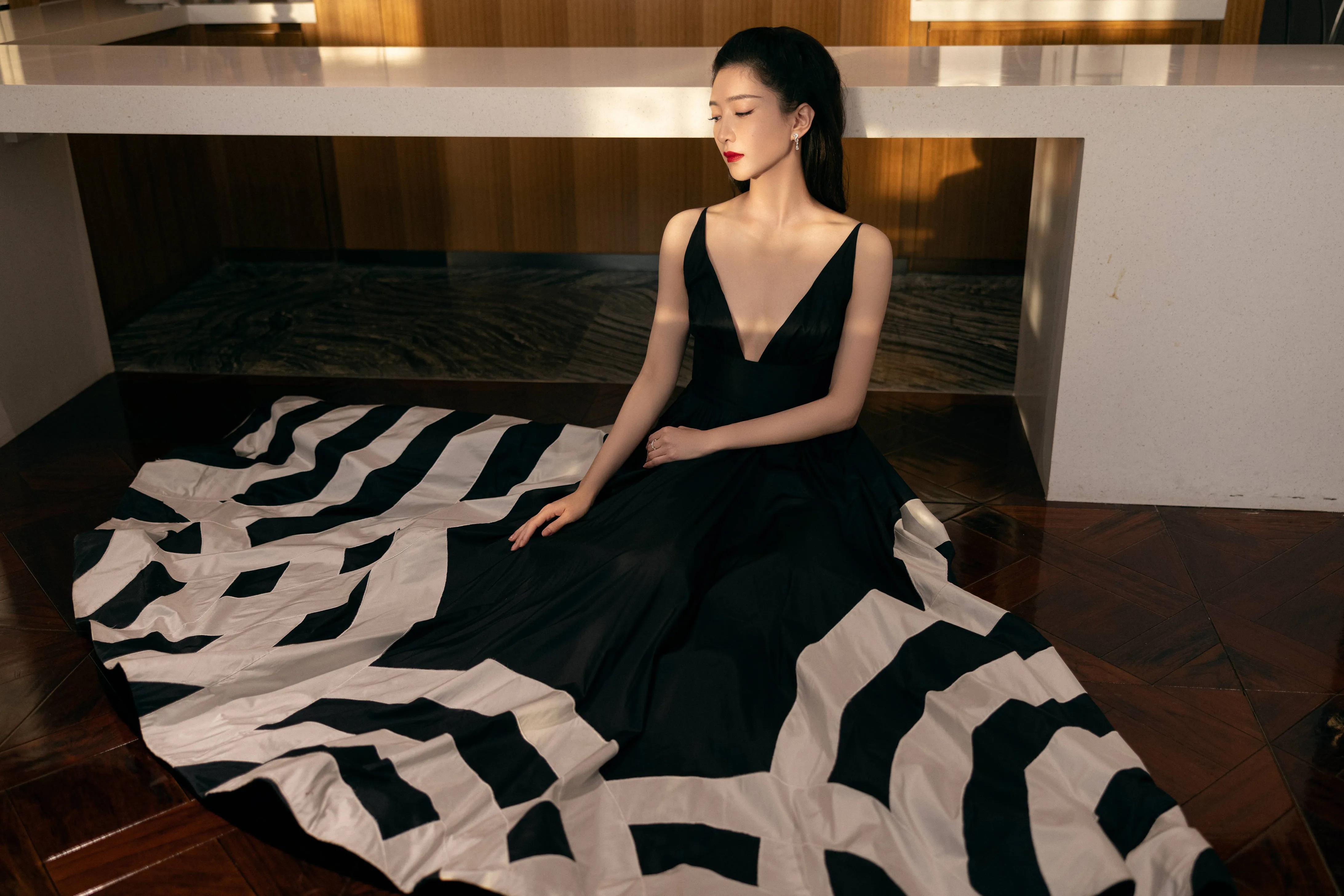 江疏影｜黑色是浪漫是典雅｜美图