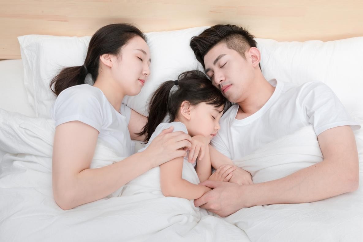 有孩子后，夫妻俩怎么睡，会对孩子造成不同的影响，你知道吗？
