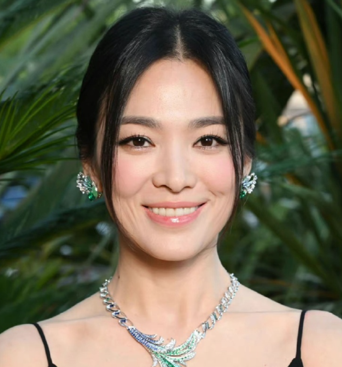 42岁宋慧乔外网生图翻车，法令纹多还地包天，被嘲有点儿凶相