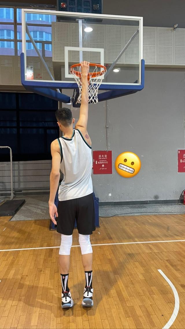 cba朱傳宇哪個省（原地就能抓籃筐！身高2米26！23歲的山東小伙，能打出來么？）