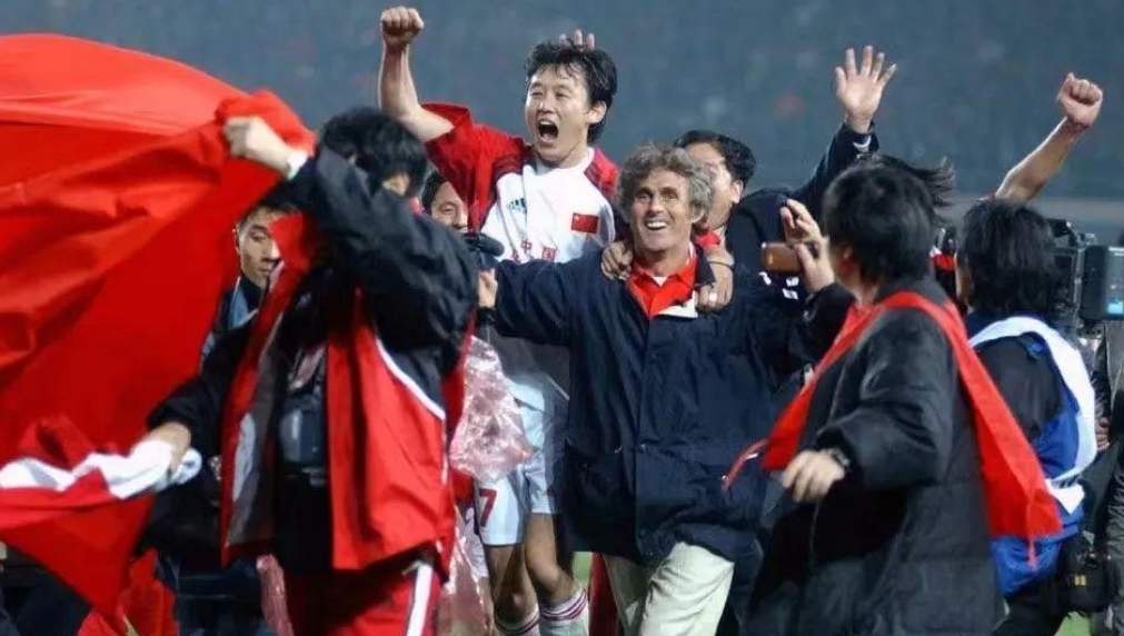中国男足进世界杯是哪一年教练（2002年韩日世界杯，国足踢进世界杯背后真相，一球未进也光荣）