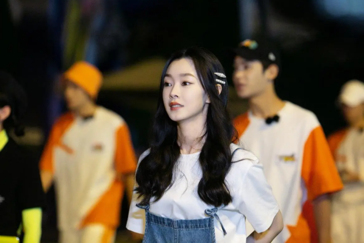 运动会都内卷？高三女生因“举牌”走红，却意外引起网友争议