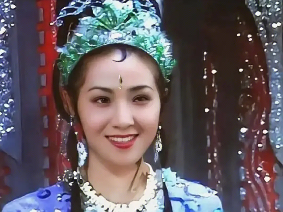 的有两个演员,因为一开始不懂怎么去引诱**,杨洁只能换成话剧团的常青