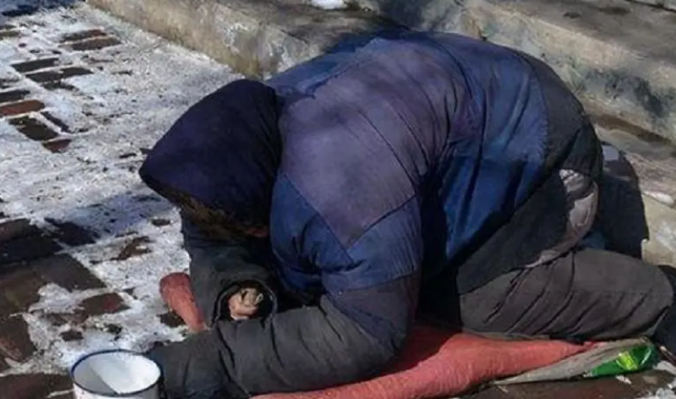 男逃犯潜逃十年，沿街乞讨为生，却残害23名乞丐：我嫌他们太脏