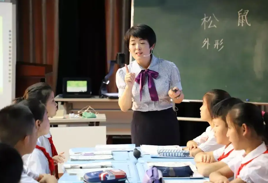 “合同工”教师的春天来了，满足前提条件有望转编，待遇也提升了