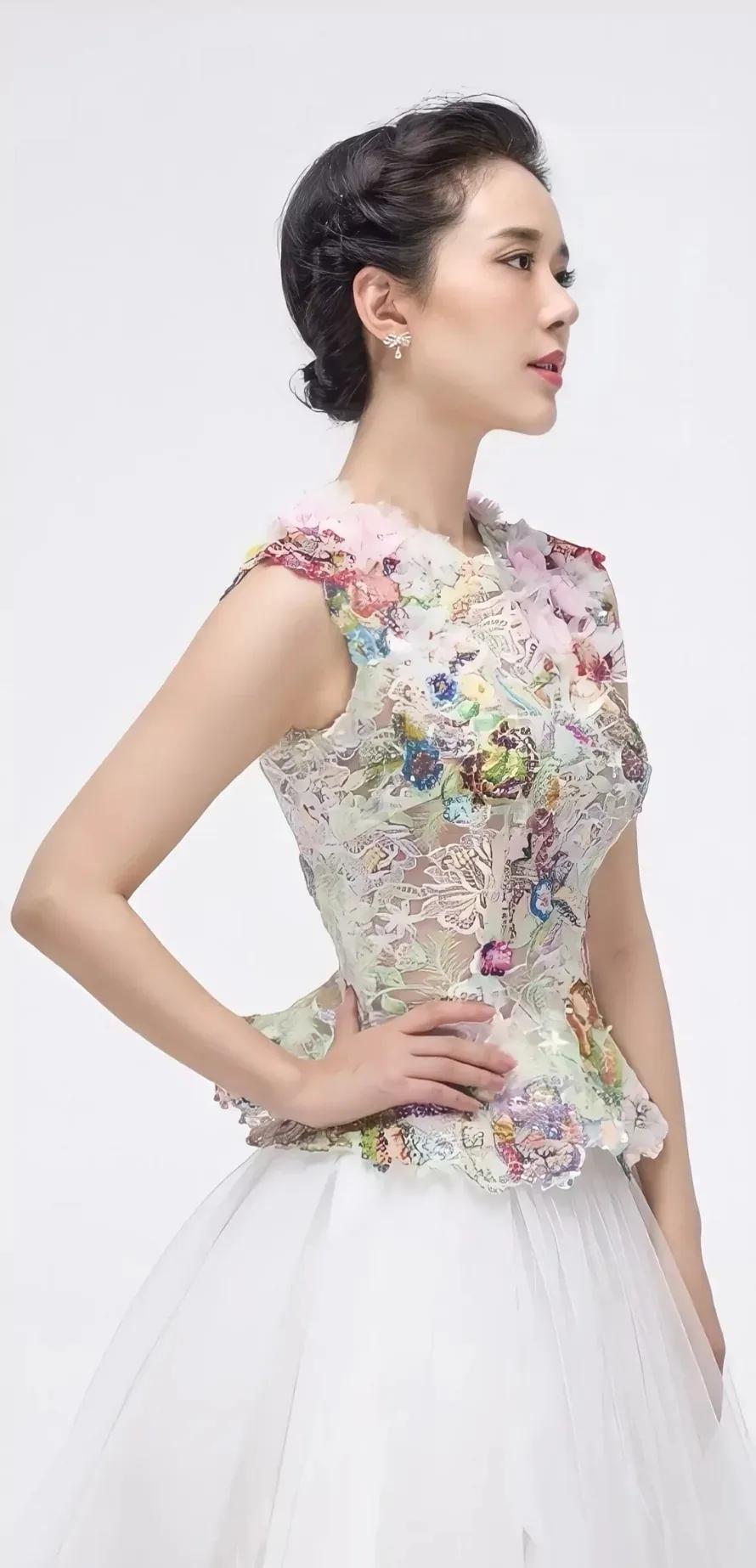 颜丹晨温柔对自己，打败时间，时尚又有女人味的美图合集