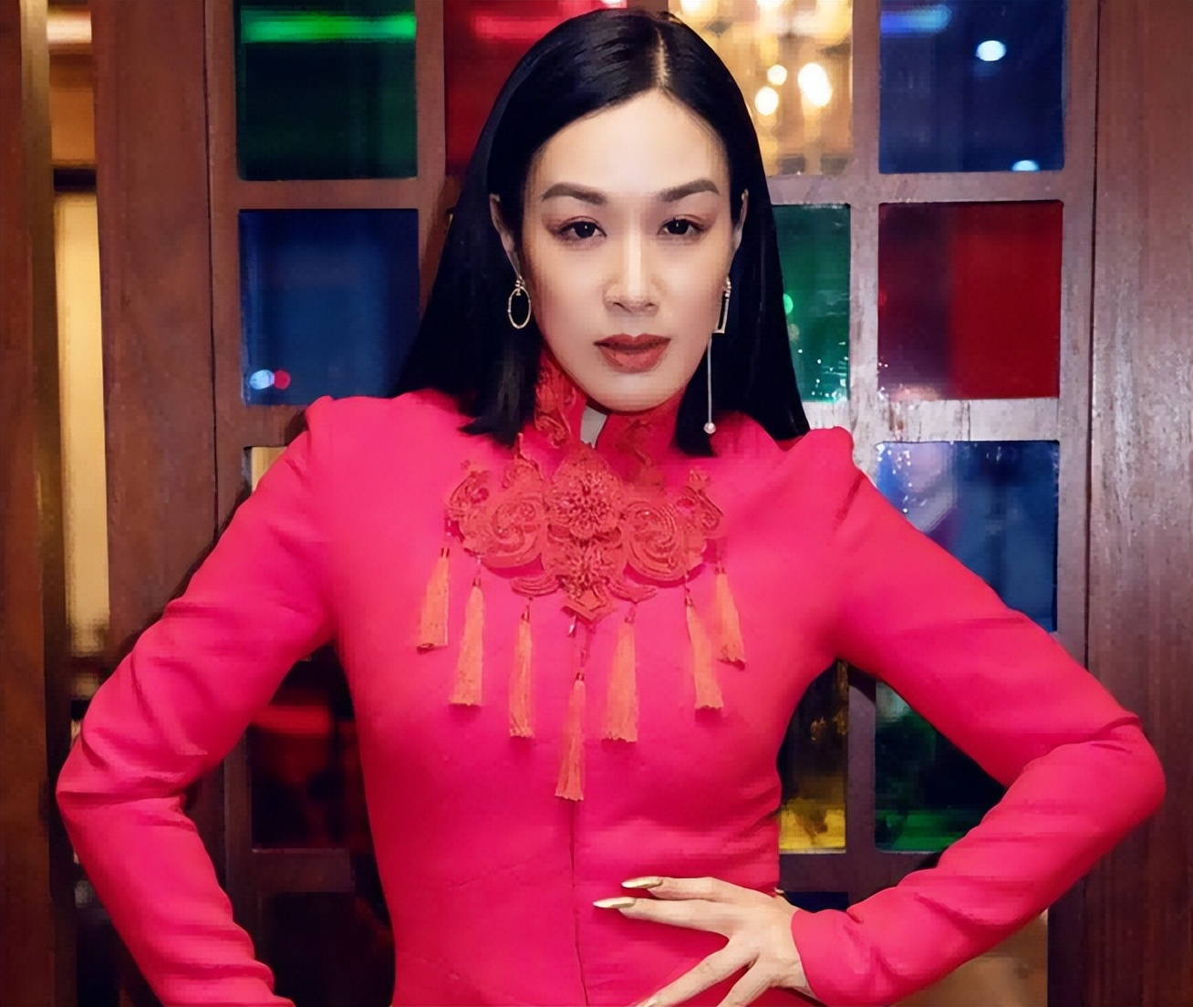 痘痘脸、赘肉、五五分！生图里的女星，让我看见了人间真实