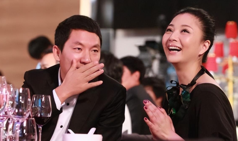 演员殷桃:前夫入狱被拖累,与国足前锋李金羽恋爱,如今过得怎样