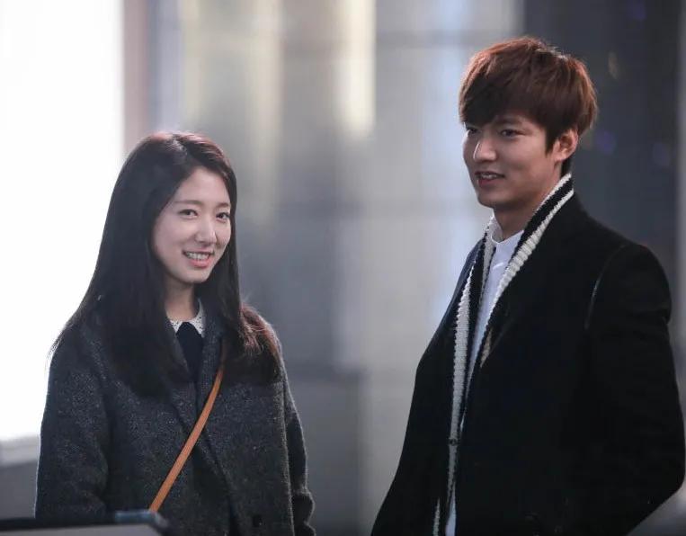 当时看《继承者们》最喜欢的一对cp就是宝娜和灿荣!