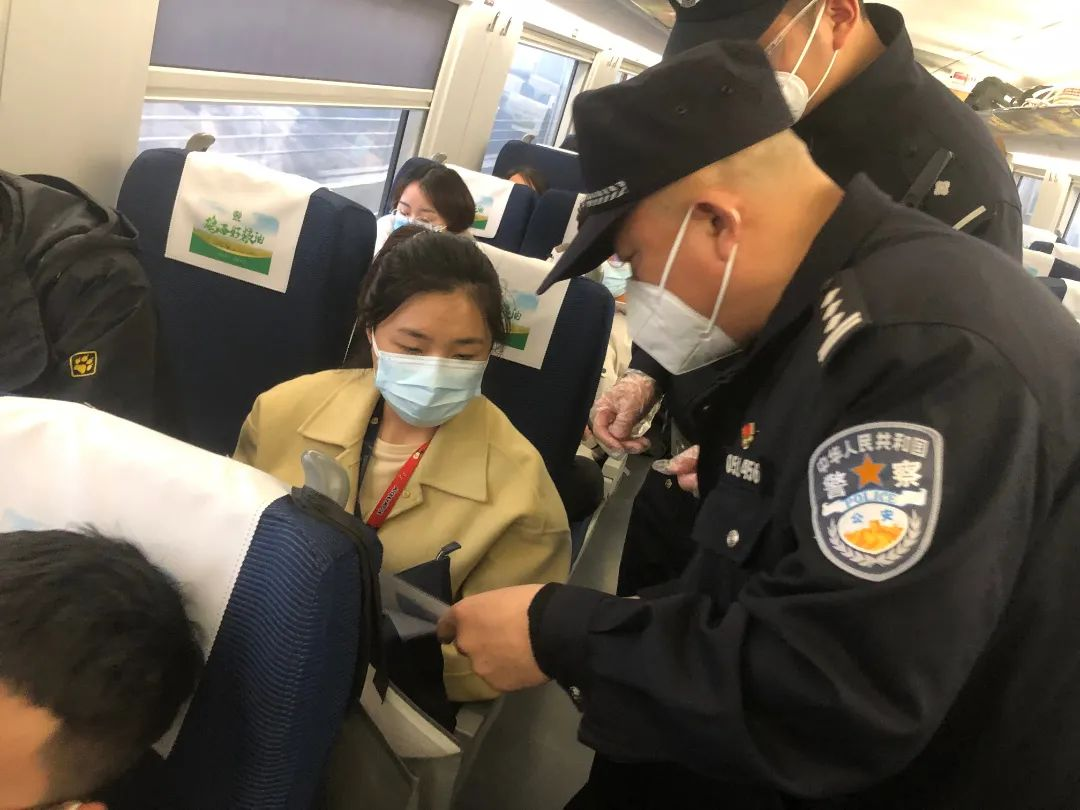 郑铁乘警五大队：安全宣传进车厢 守好旅客“钱袋子”