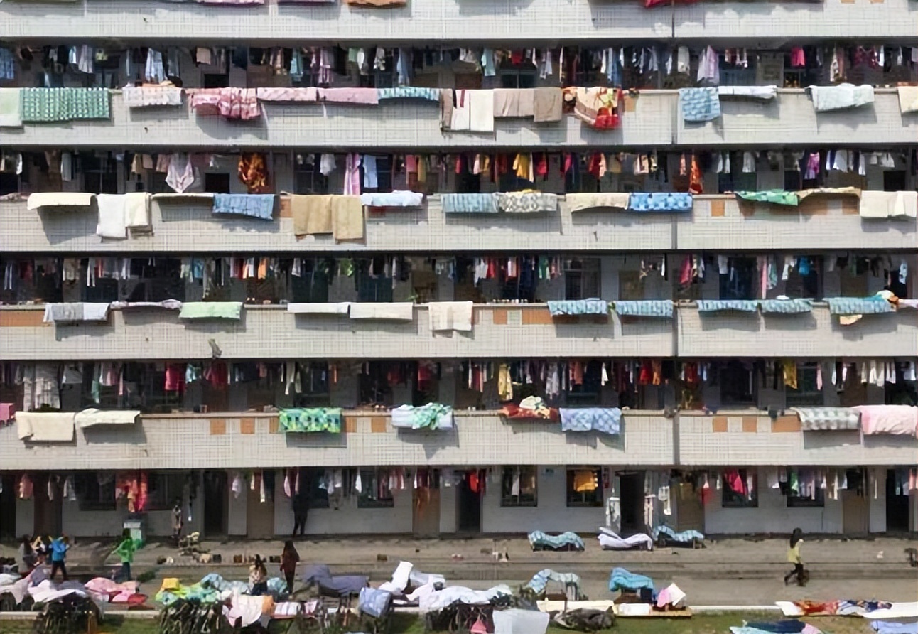 新的挑战又要来了(大学生晒被子晒出新高度，个个都是“神操作”，新型憋笑挑战来了)