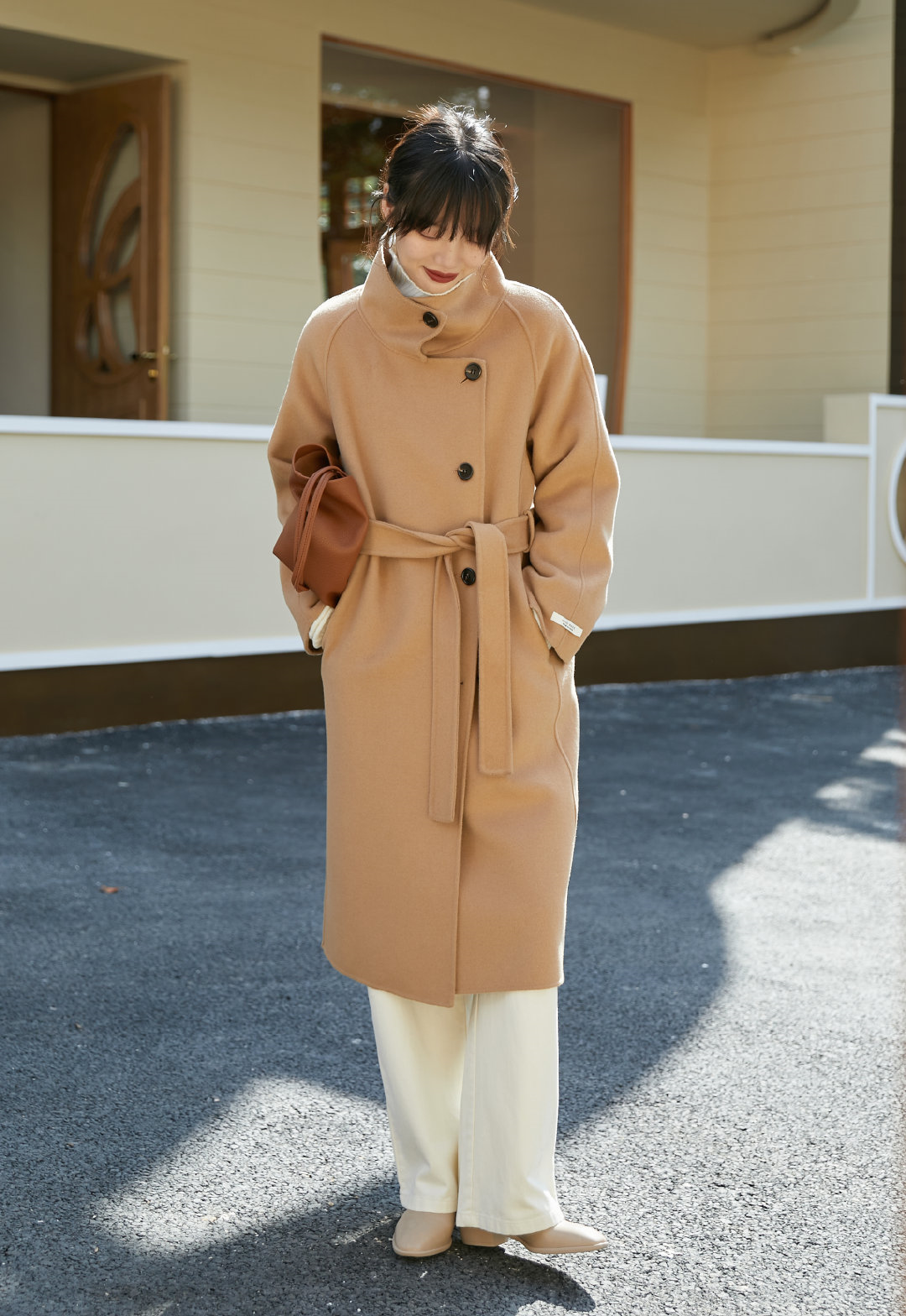 “大衣+尖头靴”=秋冬气质感女王组合，保暖时髦，优雅高级显比例