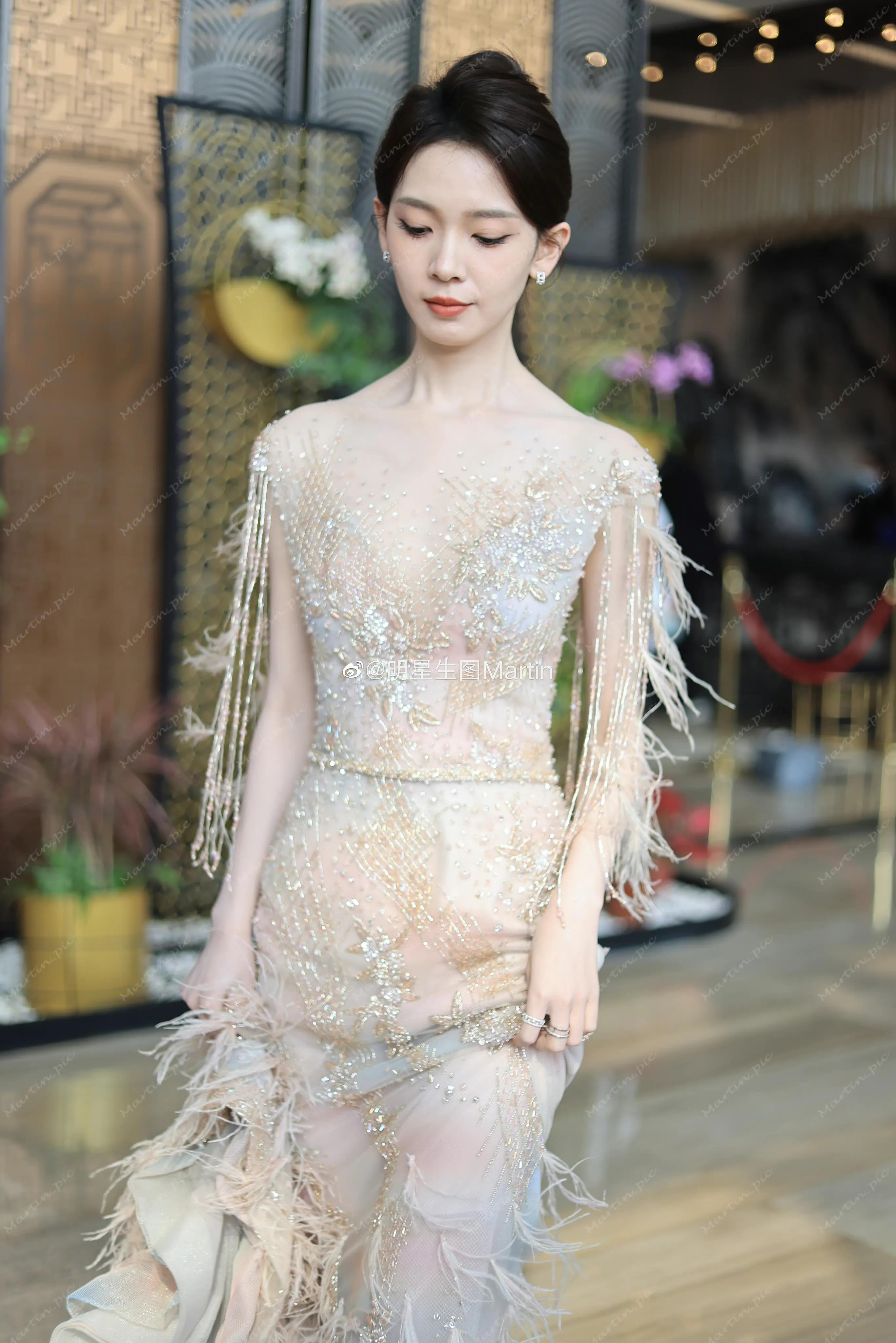 陈瑶 白色流苏薄纱裙出席行业电视荣誉盛典,自带仙女气质的瑶妹