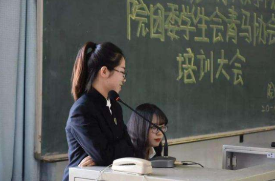 大学里存在的“潜规则”，辅导员不会明说，傻白甜的学生可要谨慎