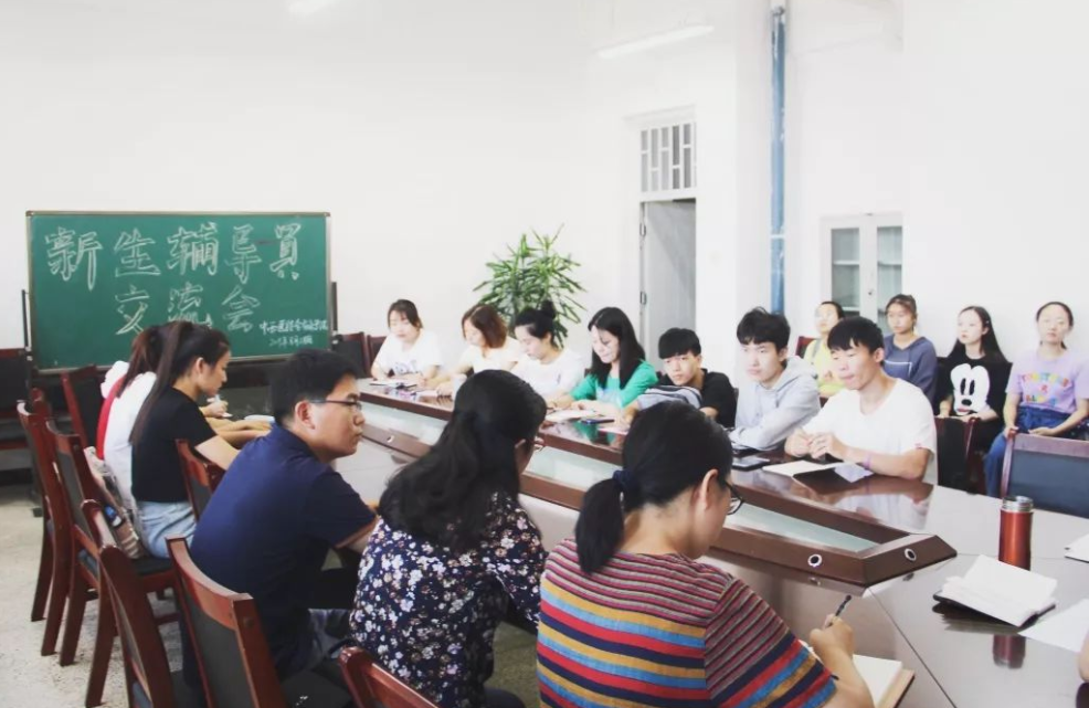 为啥博士生都抢着当大学辅导员？看完工资条之后，我明白了