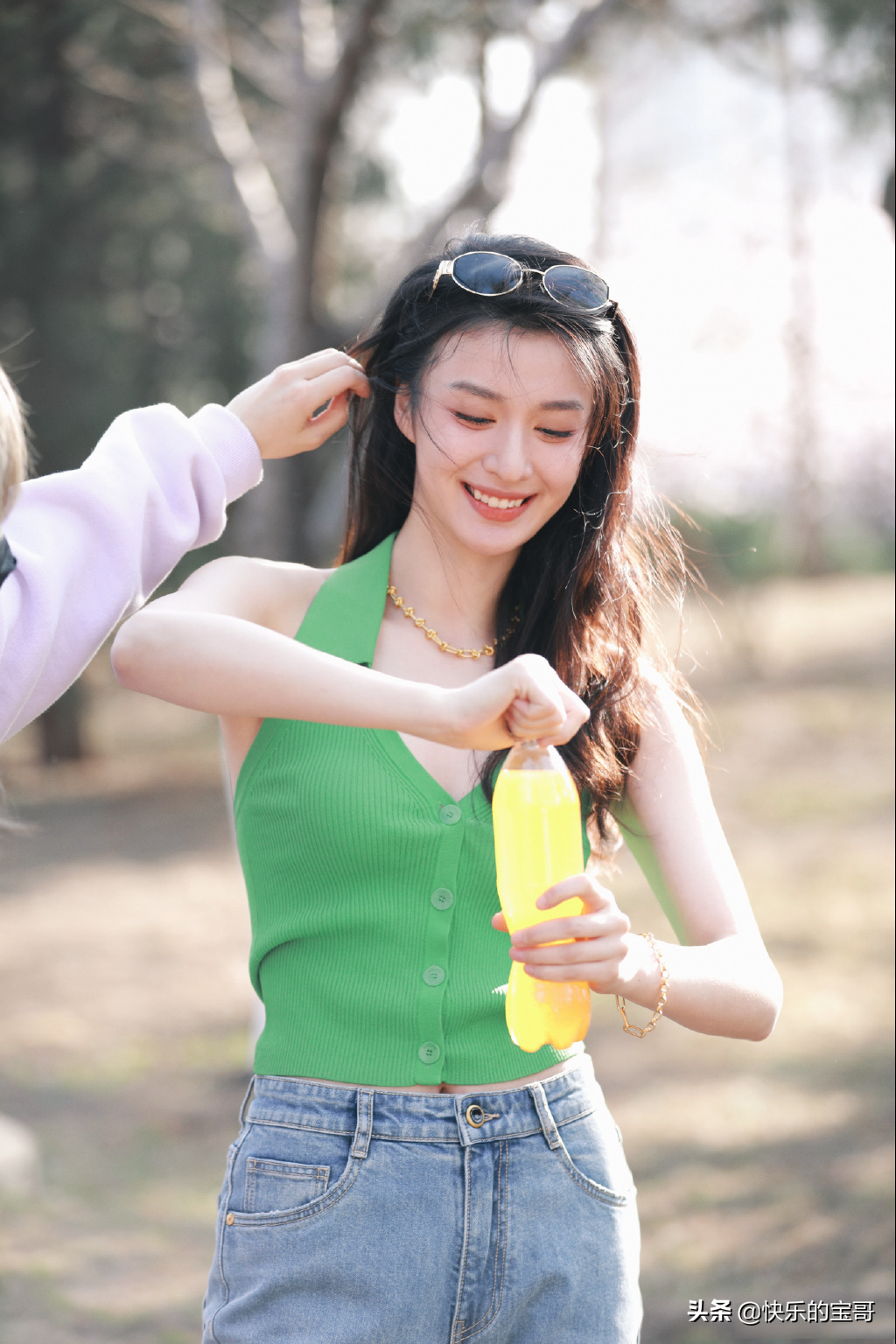 王楚然美图，自然流露的神情，灵动又漂亮，笑起来超甜