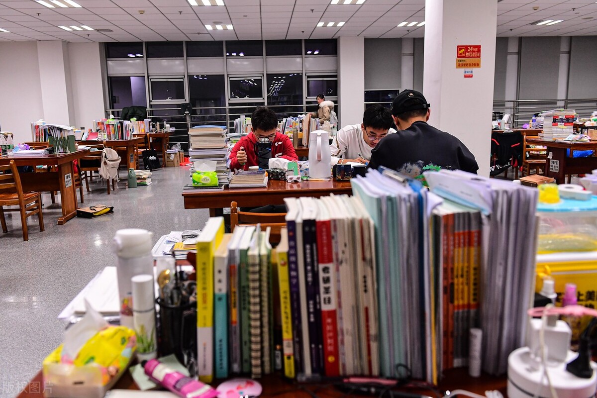 多所高校发布通知，研究生迎来两个“坏消息”，读研或更加困难