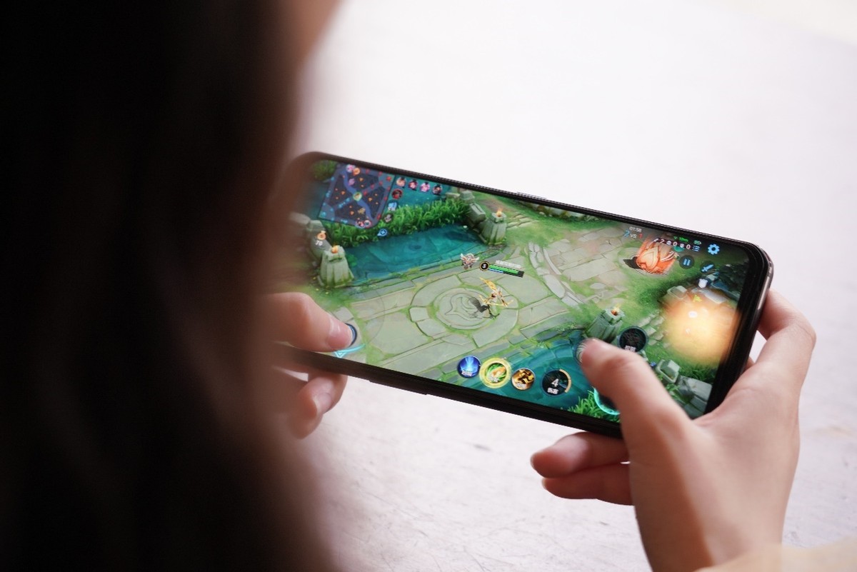 玩游戏这样才快乐，“性能霸王龙”联想拯救者Y90上手实测