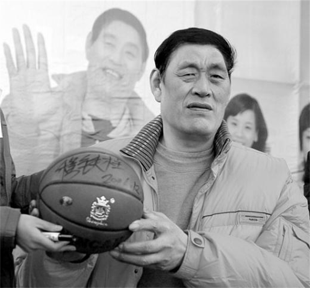 穆铁柱为什么不能去nba(2008年穆铁柱病逝，儿女都是正常身高，都没有继承父亲的事业)