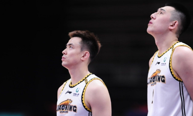 如何在短时间内提升篮球技术（篮球想提升，关键要抓基础训练，从娃娃抓起）