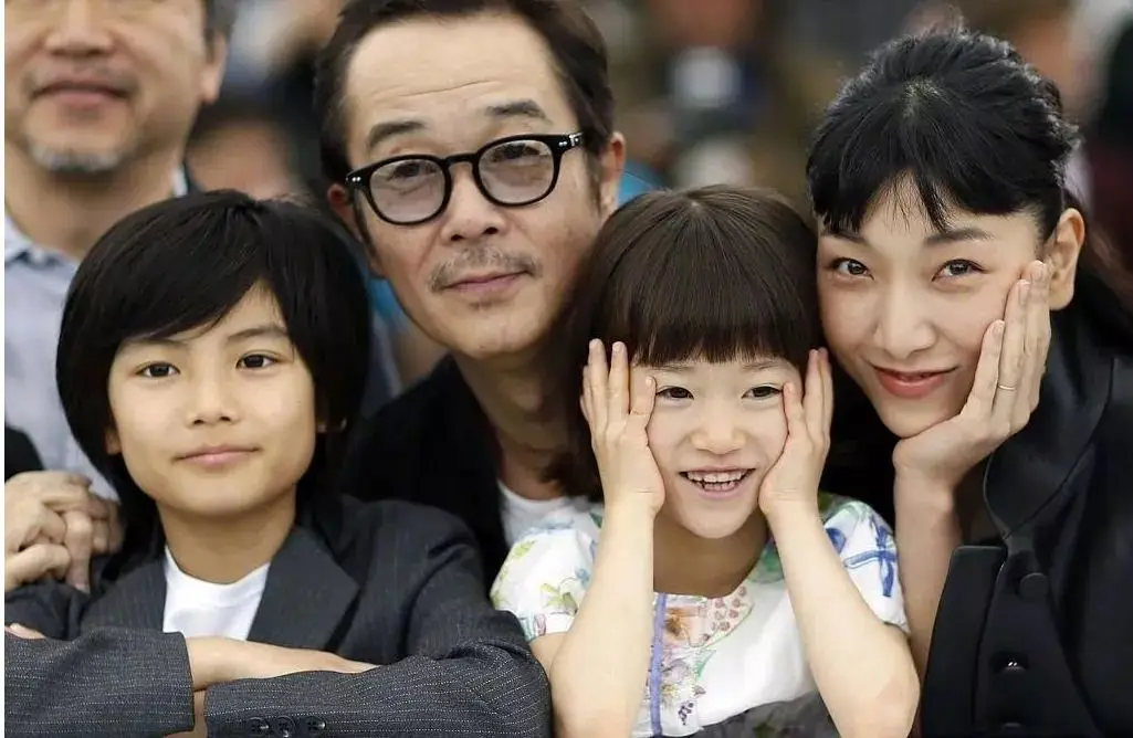 小偷家族：无血缘关系的一家六口，靠偷维持生活，内容温情又肮脏