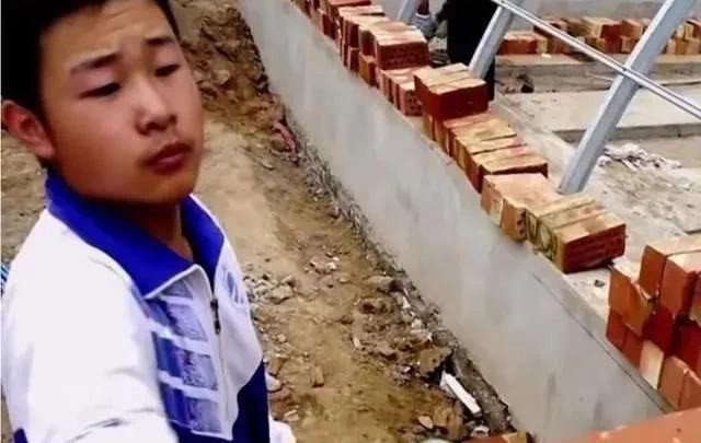搬砖男孩高考620分，工地收到录取通知书，如今成边防排长