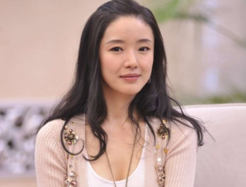 富豪负债800亿逃去国外，带走女明星和61个亿，父亲葬礼也不回来