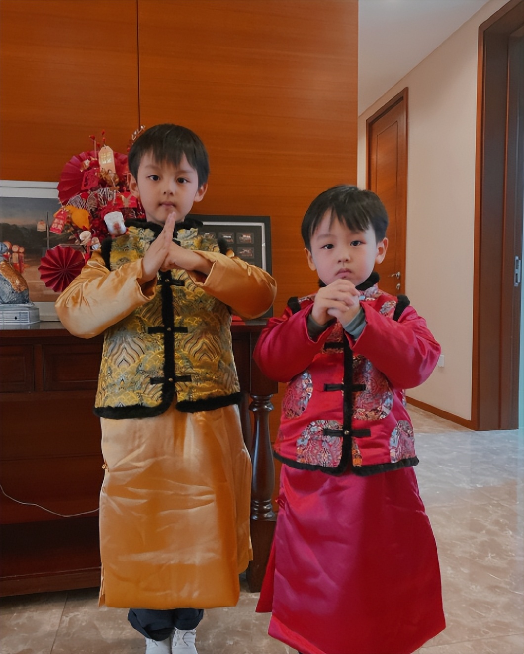 台上是主持人，台下已是10年夫妻，俩人很恩爱，一家四口颜值高